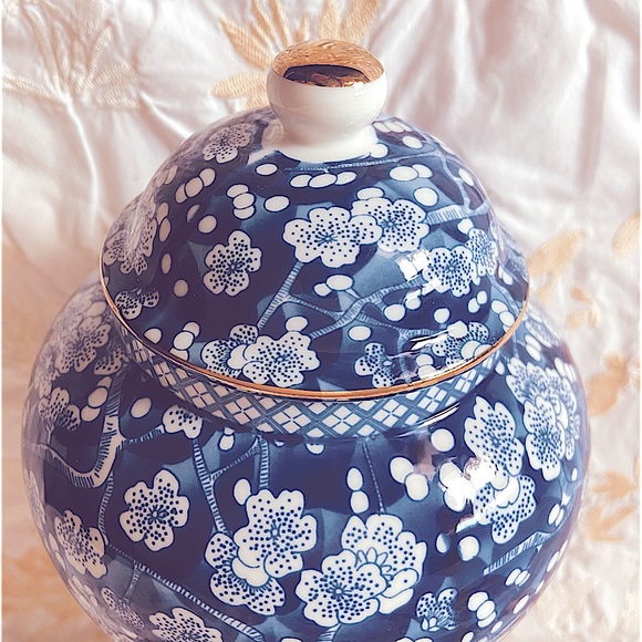 New Gourgues Urn/Vessel Blue w/White Flowers, Many Uses- Flowers, Tea, Ashes... - Picture 7 of 16